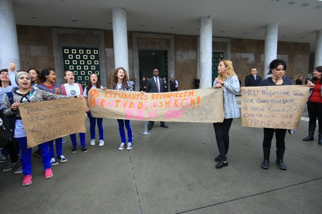 Alguns cartazes trazem mensagens contra o governador Beto Richa (PSDB) |