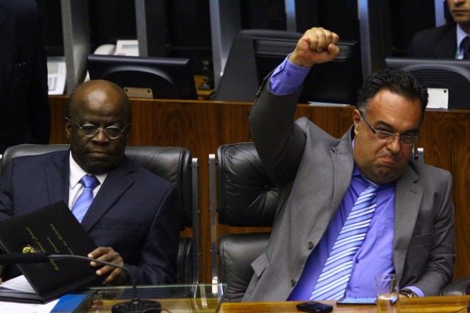 Ato 3: Queda- Antes de ter sua relação com o doleiro Alberto Youssef revelada pela Polícia Federal, André Vargas ganhou as manchetes dos maiores jornais do país por outro motivo. Em fevereiro, ao lado do presidente do Supremo Tribunal Federal, Joaquim Barbosa, ergueu o punho, gesto que marcou a prisão dos petistas condenados no mensalão. Um dos principais críticos do julgamento, Vargas alegava que os réus eram culpados apenas de crime eleitoral. Discordava da tese central da acusação, que afirmou que o dinheiro foi utilizado para compra de apoio político no Congresso durante os primeiros anos de governo do ex-presidente Lula |