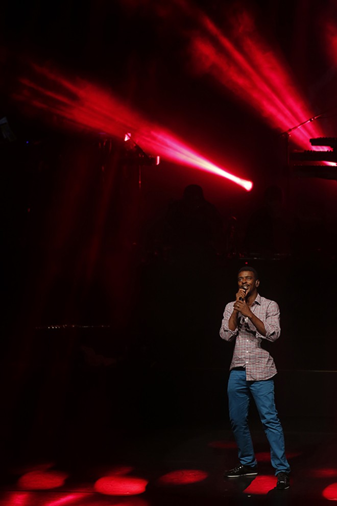 Iluminação em compasso com a música foi o cenário do show | 