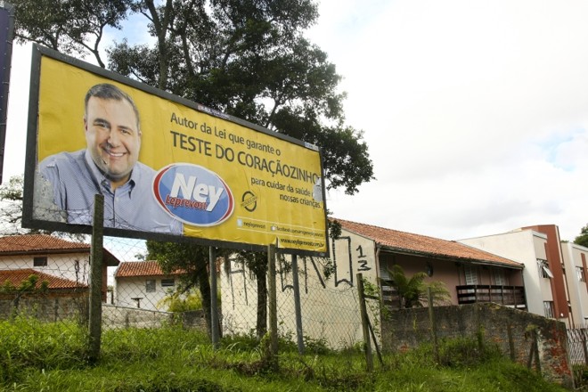 O deputado estadual Ney Leprevost (PSD) usa os outdoors para destacar um projeto de sua autoria | 