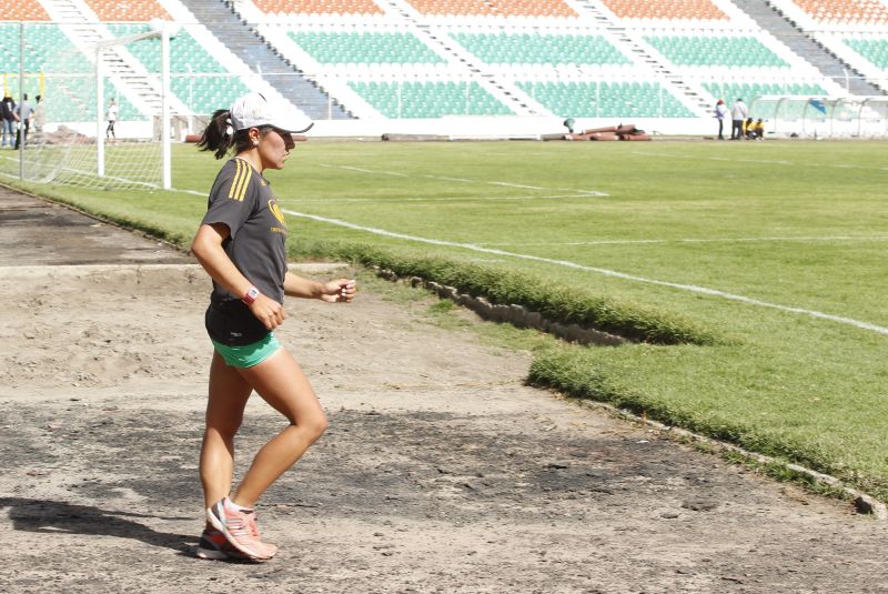 Corredores utilizam o Estádio Hernando Siles | Hugo Harada, enviado especial / Gazeta do Povo