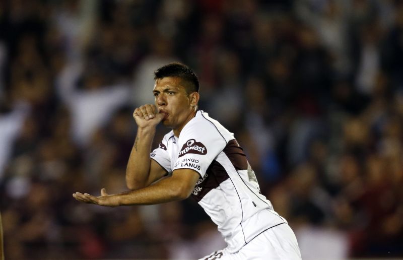 Facundo Monteseirin comemora o primeiro gol do Lanús contra o Santos Laguna | Marcos Brindicci / Reuters