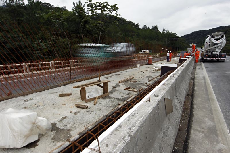 O reforço na estrutura da ponte sobre o Rio Imbira é uma das obras que afetarão o fluxo de veículos na BR-376, no km 679 | Albari Rosa/Gazeta do Povo