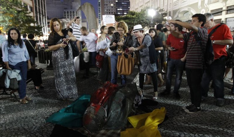 Um grupo de militantes derrubou nesta terça-feira o busto do ex-reitor da UFPR Flávio Suplicy de Lacerda, ligado ao regime militar, e arrastou a imagem da reitoria até a Rua XV de Novembro | Daniel Castellano / Agência de Notícias Gazeta do Povo