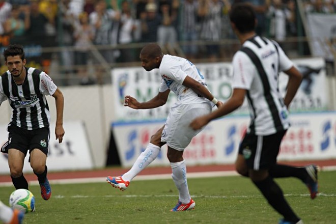 Maicon Silva chuta para abrir o placar a favor do Londrina no Willie Davids | 
