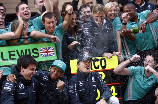 Equipe da Mercedes comemora a dobradinha no GP da China |