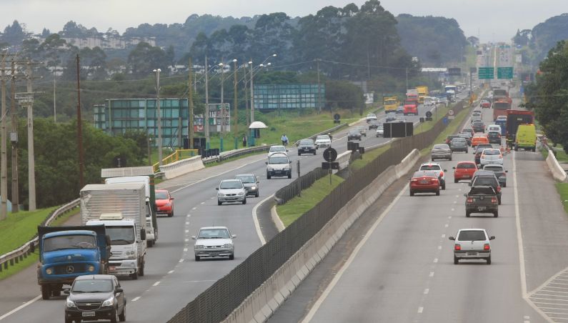Fluxo de veículos já é maior do que o normal, mas pico de tráfego deve ser registrado no período da noite | Aniele Nascimento/Agência de Notícias Gazeta do Povo
