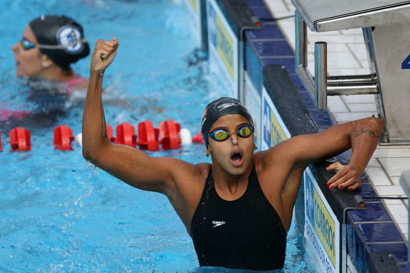 Etiene Medeiros comemora o ótimo tempo nas eliminatórias dos 100 m costas | Satiro Sodré / CBDA