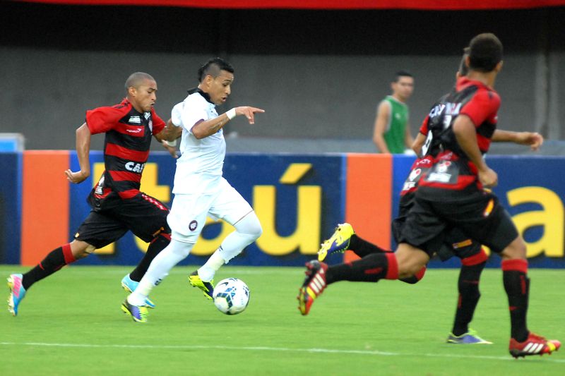 O lateral-esquerdo Natanael vence a marcação do Vitória na corrida: jogador foi um dos destaques do Atlético em Salvador | Romildo de Jesus/Futura Press