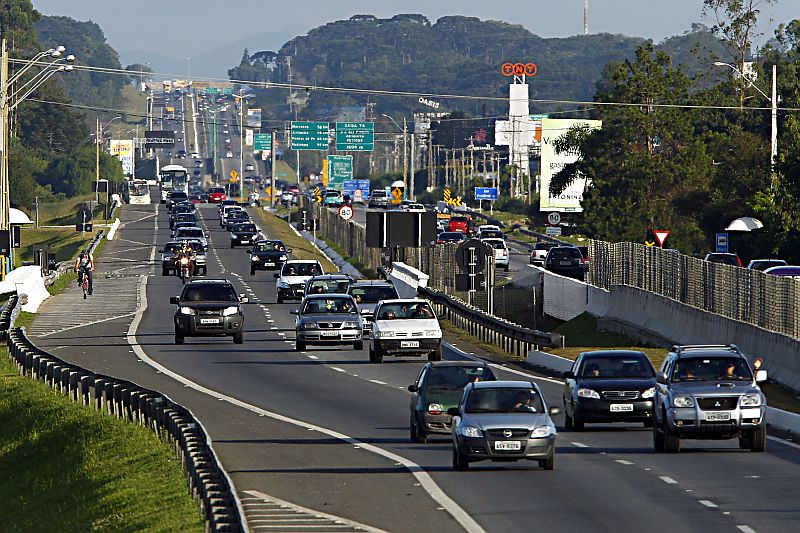 Movimento de carros no sentido Curitiba-Litoral no Natal de 2013: estimativa é que o fluxo de veículo nas estradas que cortam o estado aumente 25% no feriadão | Albari Rosa / Agência de Notícias Gazeta do Povo