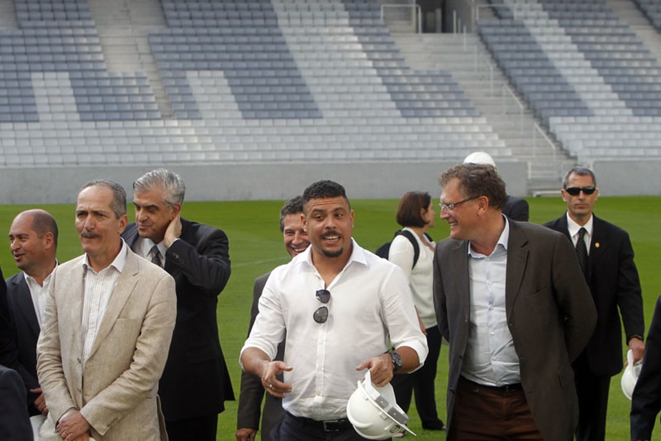 Jêróme Valcke faz a última visita da Fifa à Arena, junto com o ministro Aldo Rebelo, o presidente atleticano Mario Celso Petraglia e Ronaldo | Albari Rosa / Gazeta do Povo