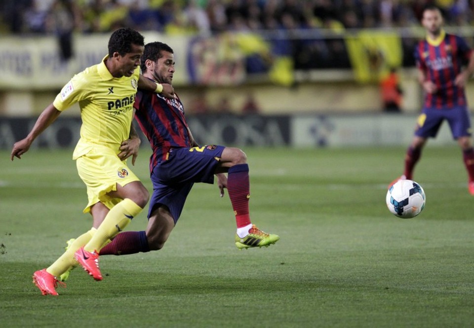 Daniel Alves disputa a bola com o também brasileiro Giovani dos Santos, do Villarreal, na partida vencida pelo Barcelona. | Reuters/Heino Kalis