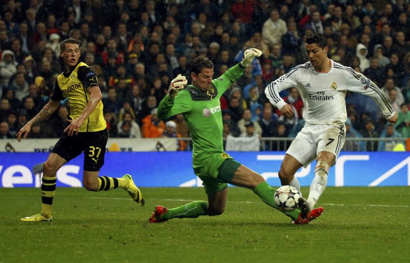 Cristiano Ronaldo passa pelo goleiro Weidenfeller antes de marcar diante do Borussia | Reuters