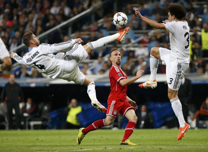 Sérgio Ramos e Pepe na disputa da bola com Ribery na vitória do Real sobre o Bayern | Reuters