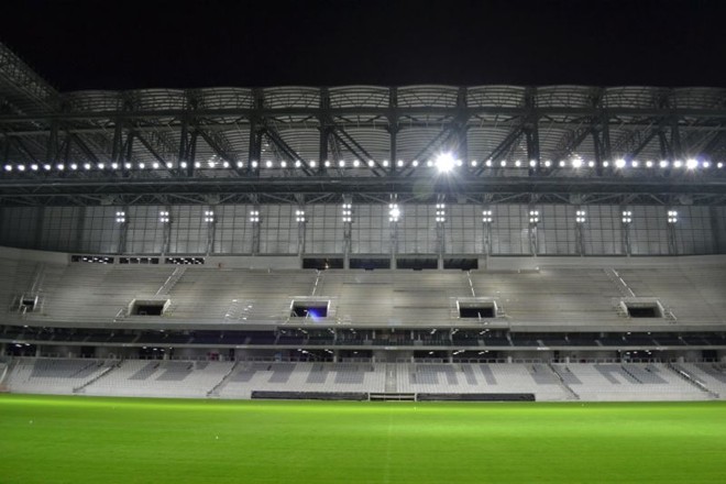 Ajuste das luzes na Arena da Baixada à noite | 