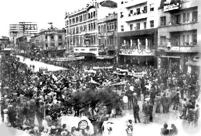 O povo vai se juntando horas antes do início do comício de Getúlio Vargas, realizado à noite na sacada do Braz Hotel. O acontecimento reuniu metade dos habitantes de Curitiba |