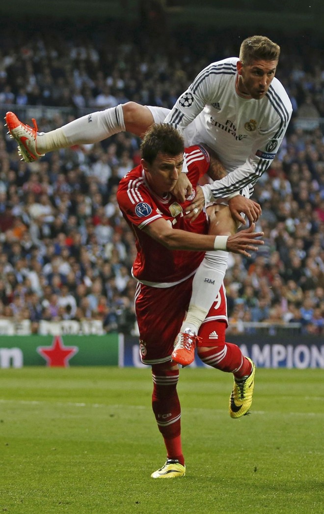 Sérgio Ramos e Mandzukic disputam a bola na partida entre Real Madrid e Bayern de Munique |