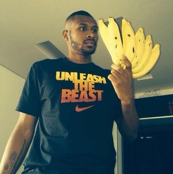 O jogador de basquete Leandrinho também entrou na campanha contra o racismo |
