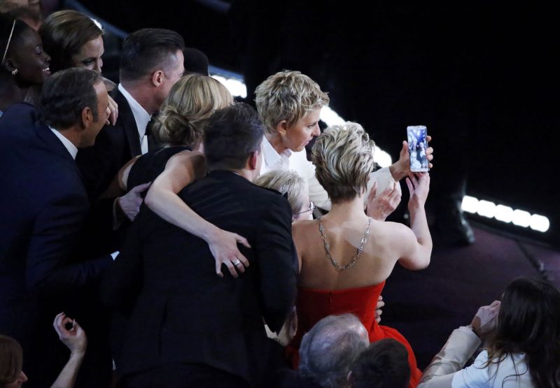 Foto mostra o momento em que Elle DeGeneres tirava o "selfie" que correu o mundo | REUTERS/Lucy Nicholson
