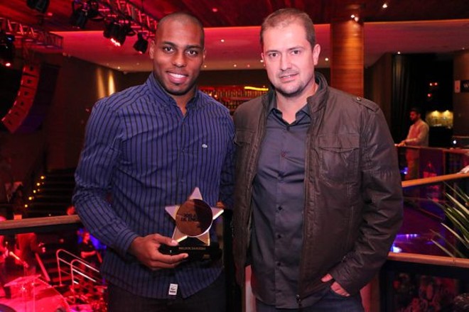 Luccas Claro, jogador do Coritiba, que levou o prêmio de melhor zagueiro, com Giocondo Artigas Neto, sócio da Shed Western Bar, palco da festa que elegeu os Melhores do Futebol Paranaense de 2014 |