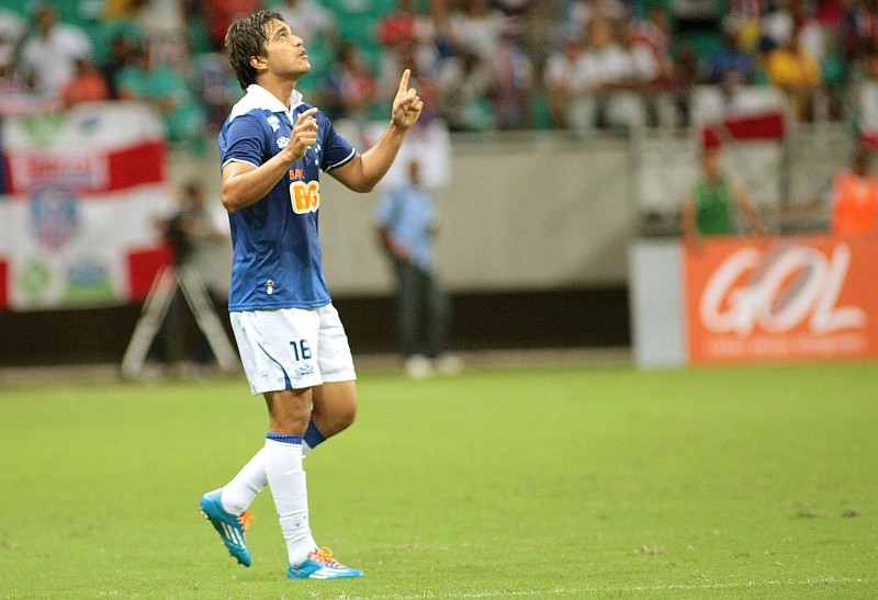 Marcelo Moreno comemora o gol da vitória do Cruzeiro sobre o Bahia por 2 a 1 | Edson Ruiz / COOFIAV / Folhapress