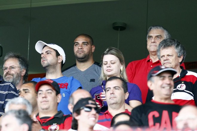 8 dez - vai ao jogo entre Atlético e Vasco, em Joinville. |