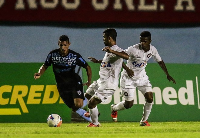 O Londrina dominou a posse de bola na partida | 