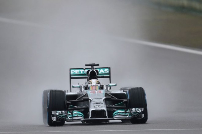 Piloto britânico conquistou a pole position debaixo de chuva neste sábado | 