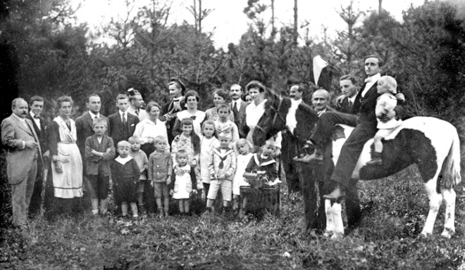 Convescote de familiares da colônia alemã. Esses festejos ocorriam geralmente em chácaras, aos domingos. Foto da década de 1910 |
