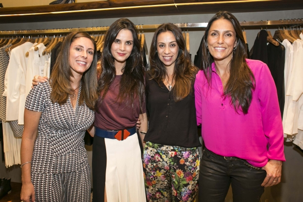 Patrícia Peretti, a estilista Cris Barros, Danielle Cruz, da La Table Gastronomie, e Adriana Costa (da esq. para a dir.) trocam ideias sobre moda na inauguração da primeira loja de Cris Barros em Curitiba, anteontem, no ParkShoppingBarigüi | Diego Pisante