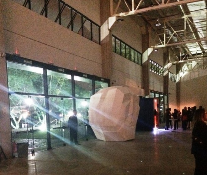 Objeto de decoração tem três metros e é feito de isopor |