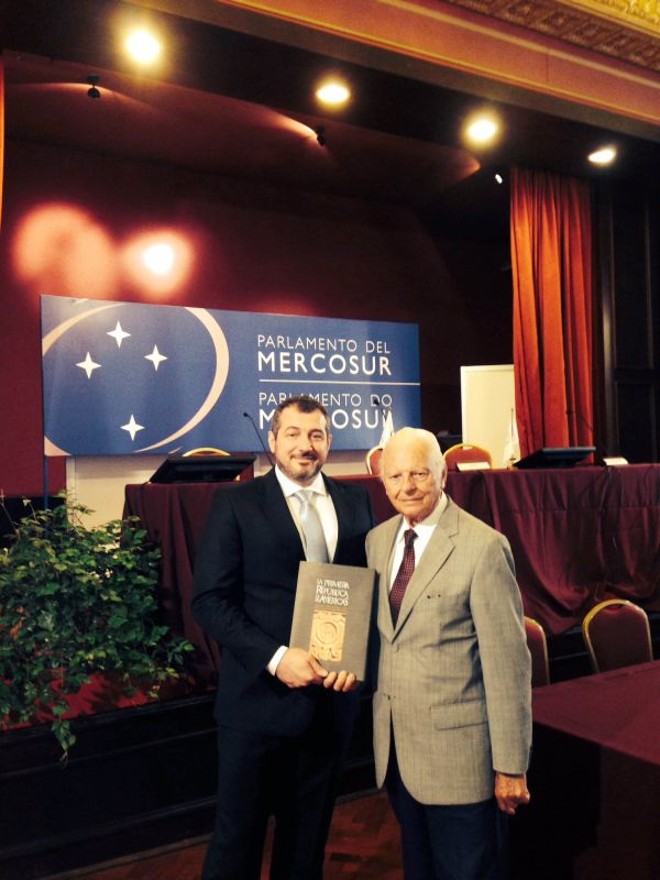 O ex-prefeito de Guarapuava e ex-senador Nivaldo Kruger (à dir.) lançou a versão em espanhol de seu livro Paraná Central: A Primeira República das Américas no Parlamento do Mercosul, em Montevidéu. Com ele na foto, o diretor da Universidade Livre da Cultura, Ricardo Trento |