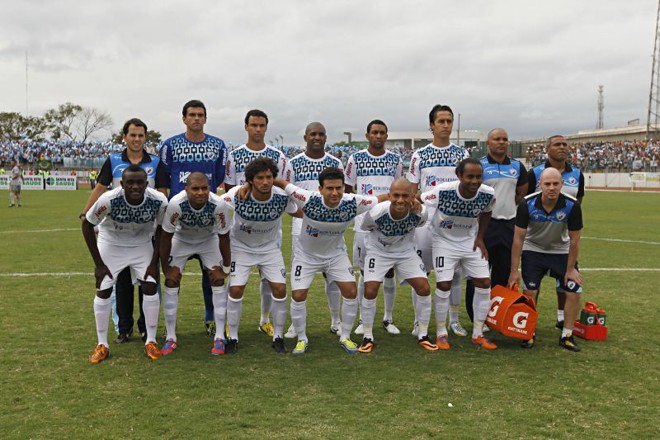Time do Londrina posa para a foto antes da partida | 