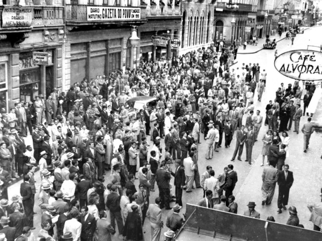Público reunido no Senadinho, em frente da Gazeta do Povo, para ouvir a transmissão do jogo entre paranaenses e gaúchos, no ano de 1943 | 