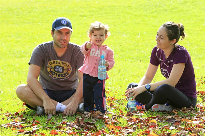 Eduardo e Patrícia Sarnovski com a filha Sarah, de 1 ano e 4 meses, aproveitando o feriado de Sexta-Feira santa no Jardim Botânico |