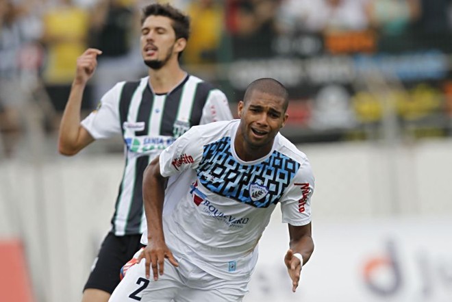Maicon Silva corre para comemorar o primeiro gol da partida | 