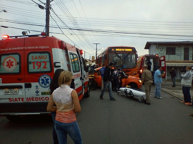 Ônibus da linha Augusta Trianon e um táxi bateram na manhã desta quinta-feira (17) no CIC Norte | Antonio Senkovski / Gazeta do Povo