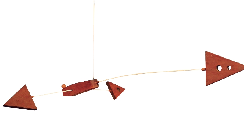 Os móbiles em madeira, produzidos nos anos 1950, integram A Invenção Lúdica | Antônio More/Gazeta do Povo