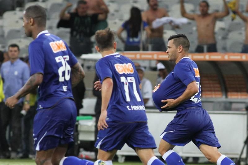 Samudio comemora gol salvador com a bola embaixo da camisa | Paulo Fonseca / EFE