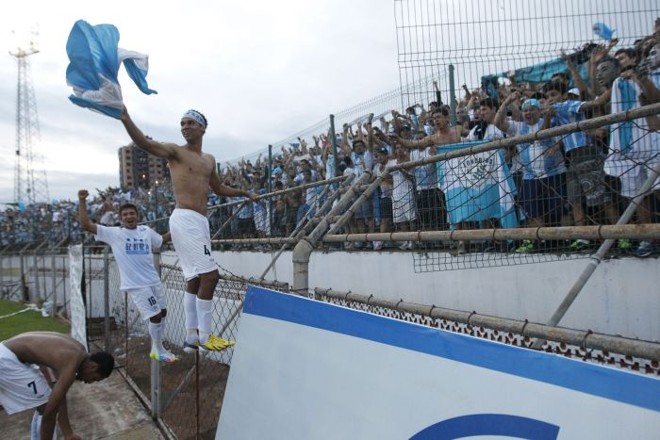 Jogadores do Londrina comemoram com a torcida do Tubarão no Estádio Willie Davids a conquista do Campeonato Paranaense 2014. | 