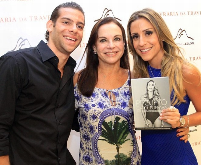 Empresária e blogueira, Carol Buffara com o livro que lançou na Livraria Travessa, do Shopping Leblon, Rio. Com ela, Maria Anisia, sua mãe, e o irmão, Eduardo | 