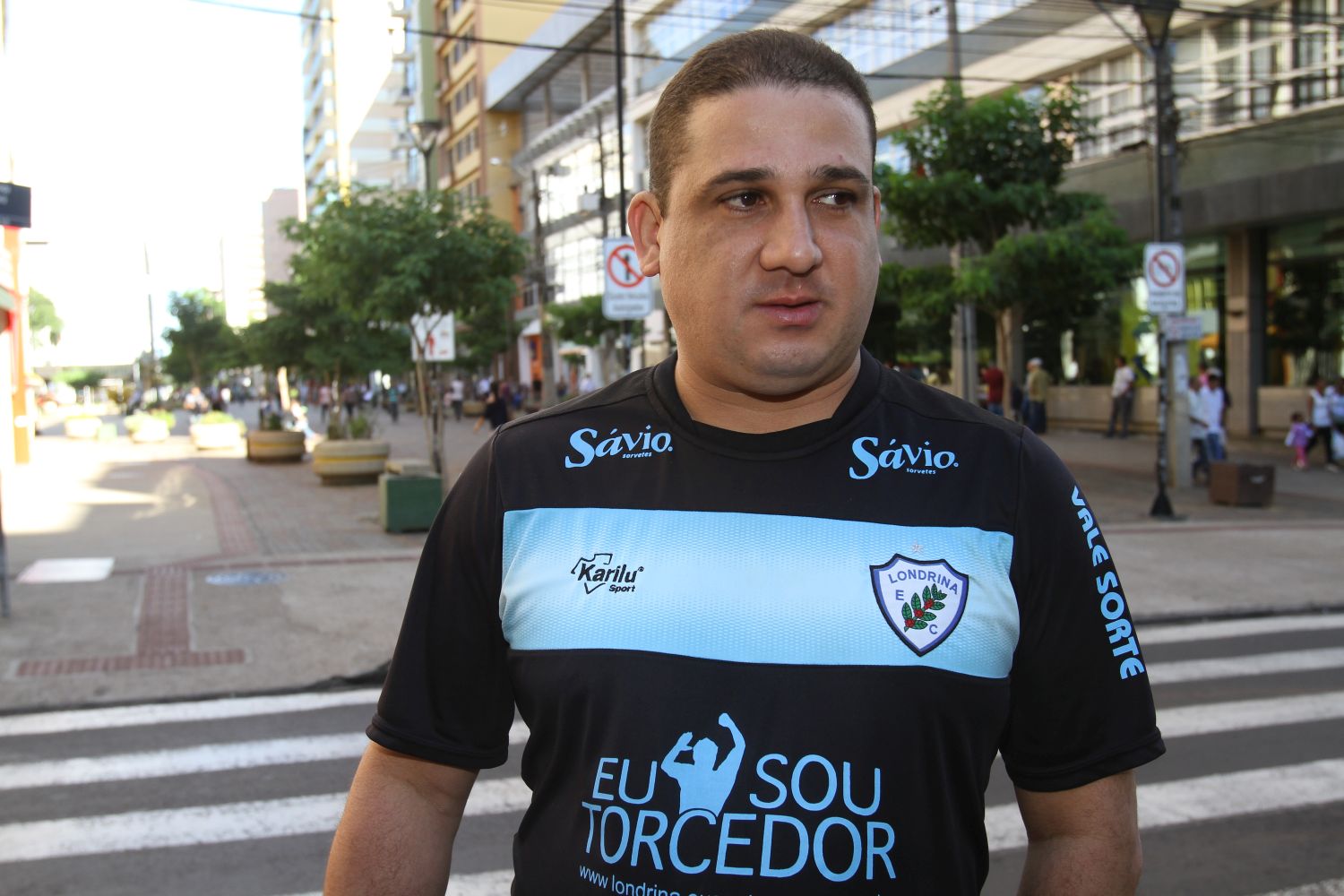 Vários torcedores, como o segurança Marcos Braga, desfilaram com a camisa do Tubarão pelo Calçadão em comemoração à vitória | Roberto Custódio/Jornal de Londrina