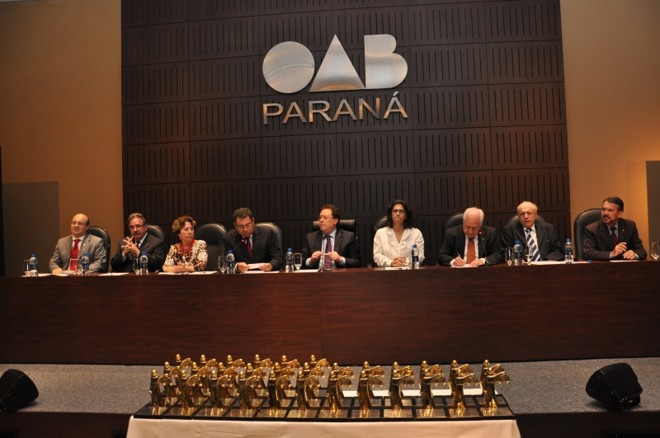 Em ato, OAB homenageia presos políticos- A Ordem dos Advogados do Brasil no Paraná (OAB-PR) promoveu na noite de ontem um ato público para homenagear 30 presos políticos e perseguidos durante a ditadura no estado. A sessão especial que objetivou lembrar a luta pela democracia e a resistência ao golpe faz parte de uma série de eventos que estão agendados durante a semana. As entidades que formam o Fórum Paranaense de Resgate da Verdade, Memória e Justiça planejaram debates, palestras, exposições e mostra de cinema. O cronograma completo pode ser acessado em www.forumverdade.ufpr.br. |