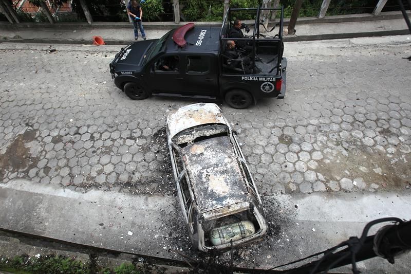 Viatura passa por Copacabana, bairro vizinho do Morro do Pavão-Pavãozinho, onde está ocorrendo protestos | EFE