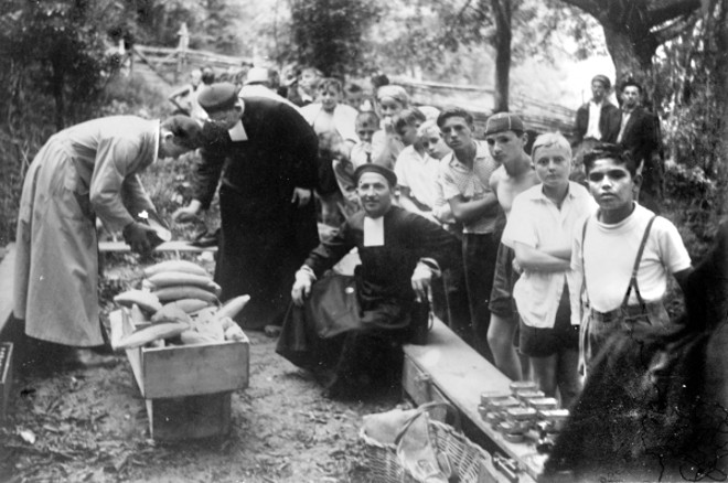 Piquenique de alunos de Colégio Marista: irmãos preparam sanduíches de pão francês e sardinhas em lata. A foto foi feita no bairro do Parolin em 1952 |