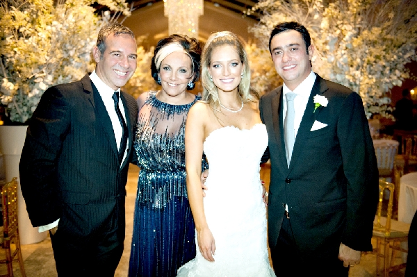 Os noivos Ricardo Malucelli e Isabella Schmitt (à dir.), com a mãe dele, Marcia Malucelli, e o party designer Marcos Soares (à esq.), na festa de casamento, sábado à noite, no Castelo do Batel, que reuniu a alta sociedade curitibana, autoridades e empresários | Vanin Fotografias