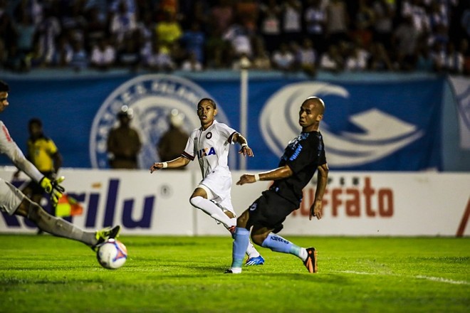 Marcos Guilherme finta Paulinho para chutar para o gol | 