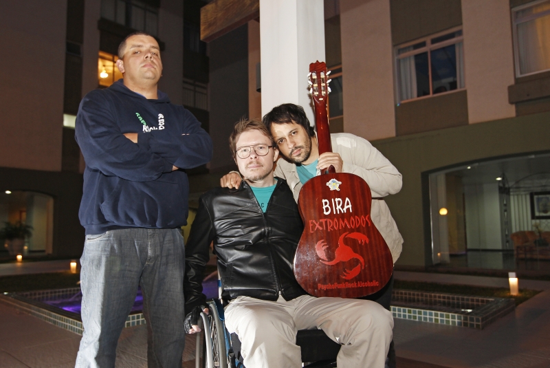 Alvaro, Becker e Bruno ao lado do violão de Bira: saudades | Antônio More/Gazeta do Povo