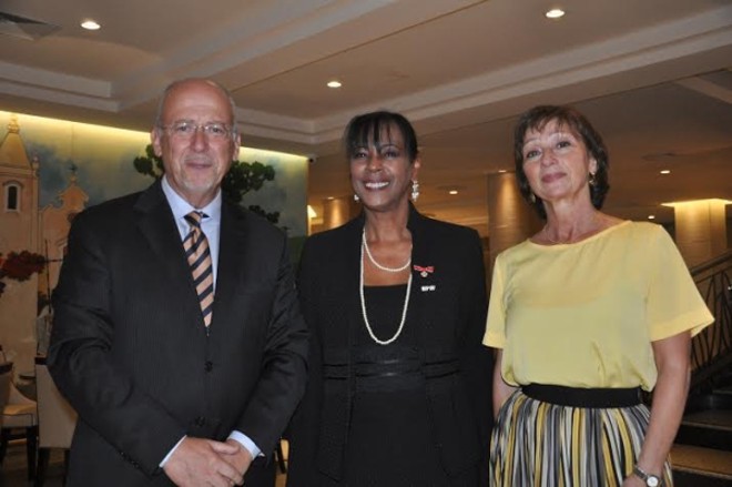 Em evento da BPW-Curitiba, no Hotel Bourbon, o cônsul da Itália, Enrico Mora, Conceição Barindelli, presidente daquela associação feminina, e Rita Bernardini |