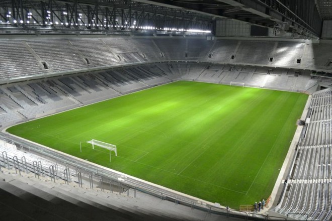 Ajuste das luzes na Arena da Baixada à noite | 